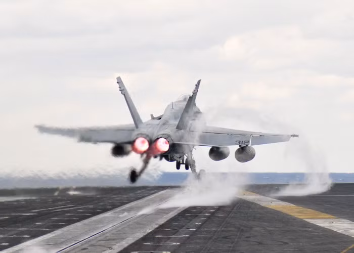 Máy bay chiến đấu cất cánh trên đường băng tàu sân bay USS George Washington, Hải quân Mỹ