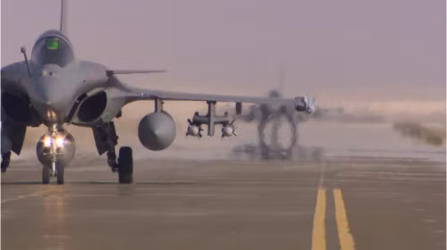 Ngày 19 tháng 9 năm 2014, máy bay chiến đấu Rafale Pháp cất cánh đến Baghdad giúp Iraq tấn công ISIS (nguồn mạng sina TQ)