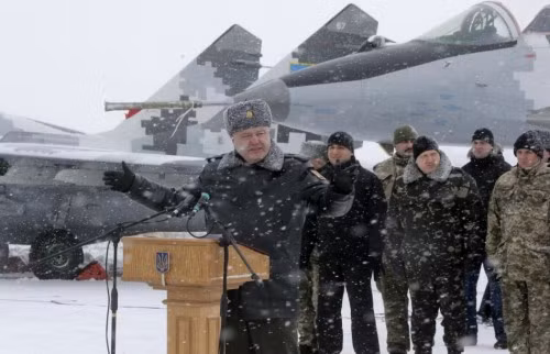 Tổng thống Ukraine Petro Poroshenko phát biểu tại Lễ bàn giao vũ khí trang bị mới cho Quân đội Ukraine (nguồn mạng sina TQ) Tổng thống Ukraine Petro Poroshenko phát biểu tại Lễ bàn giao vũ khí trang bị mới cho Quân đội Ukraine (nguồn mạng sina TQ)