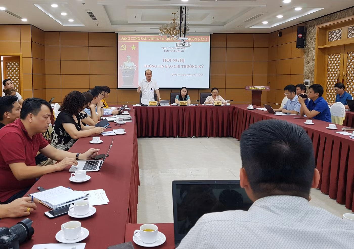 Ông Vũ Văn Hợp, Chánh văn phòng Ủy ban nhân dân tỉnh Quảng Ninh phát biểu tại hội nghị thông tin báo chí thường kỳ (Ảnh: Lã Tiến) Ông Vũ Văn Hợp, Chánh văn phòng Ủy ban nhân dân tỉnh Quảng Ninh phát biểu tại hội nghị thông tin báo chí thường kỳ (Ảnh: Lã Tiến)
