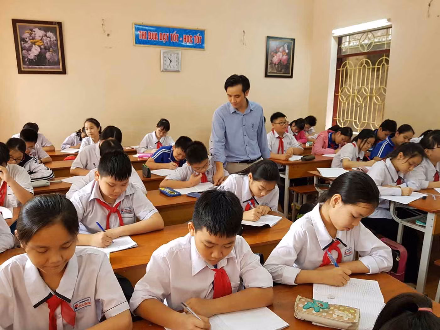 Thầy Đoài nghe lời vợ mình, nghỉ việc tại công ty than để theo đuổi nghề giáo (Ảnh: Lã Tiến)