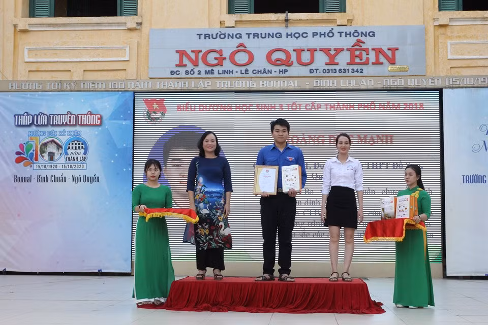 Lãnh đạo Sở Giáo dục và Đào tạo Hải Phòng trao quyết định công nhận các đoàn viên học sinh 3 tốt (Ảnh: Lã Tiến) Lãnh đạo Sở Giáo dục và Đào tạo Hải Phòng trao quyết định công nhận các đoàn viên học sinh 3 tốt (Ảnh: Lã Tiến)