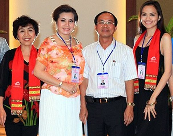 ÔngTrần Minh Cả (áo trắng) bên bà Kim Hồng, Hoa hậu Diễm Hương và Tiến sĩ Nhân trắc học Thẩm Hoàng Điệp tại cuộc thi Hoa hậu các dân tộc Việt Nam. Ảnh: Dũng DL. ÔngTrần Minh Cả (áo trắng) bên bà Kim Hồng, Hoa hậu Diễm Hương và Tiến sĩ Nhân trắc học Thẩm Hoàng Điệp tại cuộc thi Hoa hậu các dân tộc Việt Nam. Ảnh: Dũng DL.