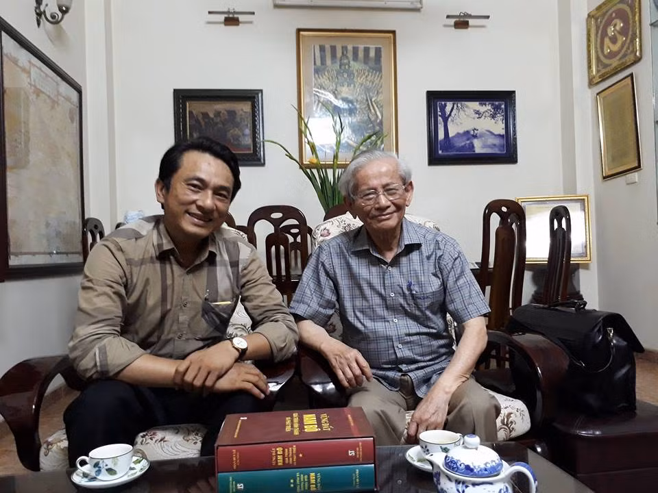 Giáo sư Phan Huy Lê và Thạc sĩ Trần Trung Hiếu. (Ảnh: Thầy Trần Trung Hiếu cung cấp) Giáo sư Phan Huy Lê và Thạc sĩ Trần Trung Hiếu. (Ảnh: Thầy Trần Trung Hiếu cung cấp)