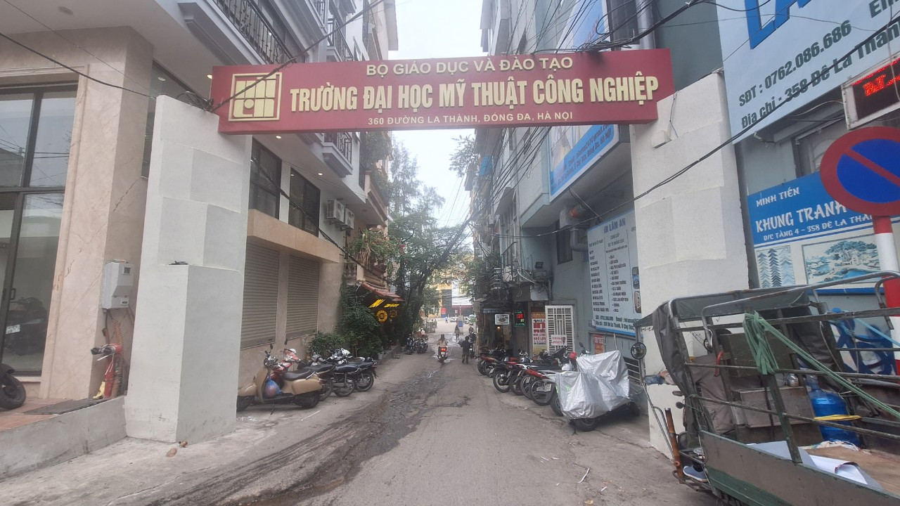 Đường rẽ vào Trường Đại học Mỹ thuật Công nghiệp. (Ảnh: Mạnh Đoàn)