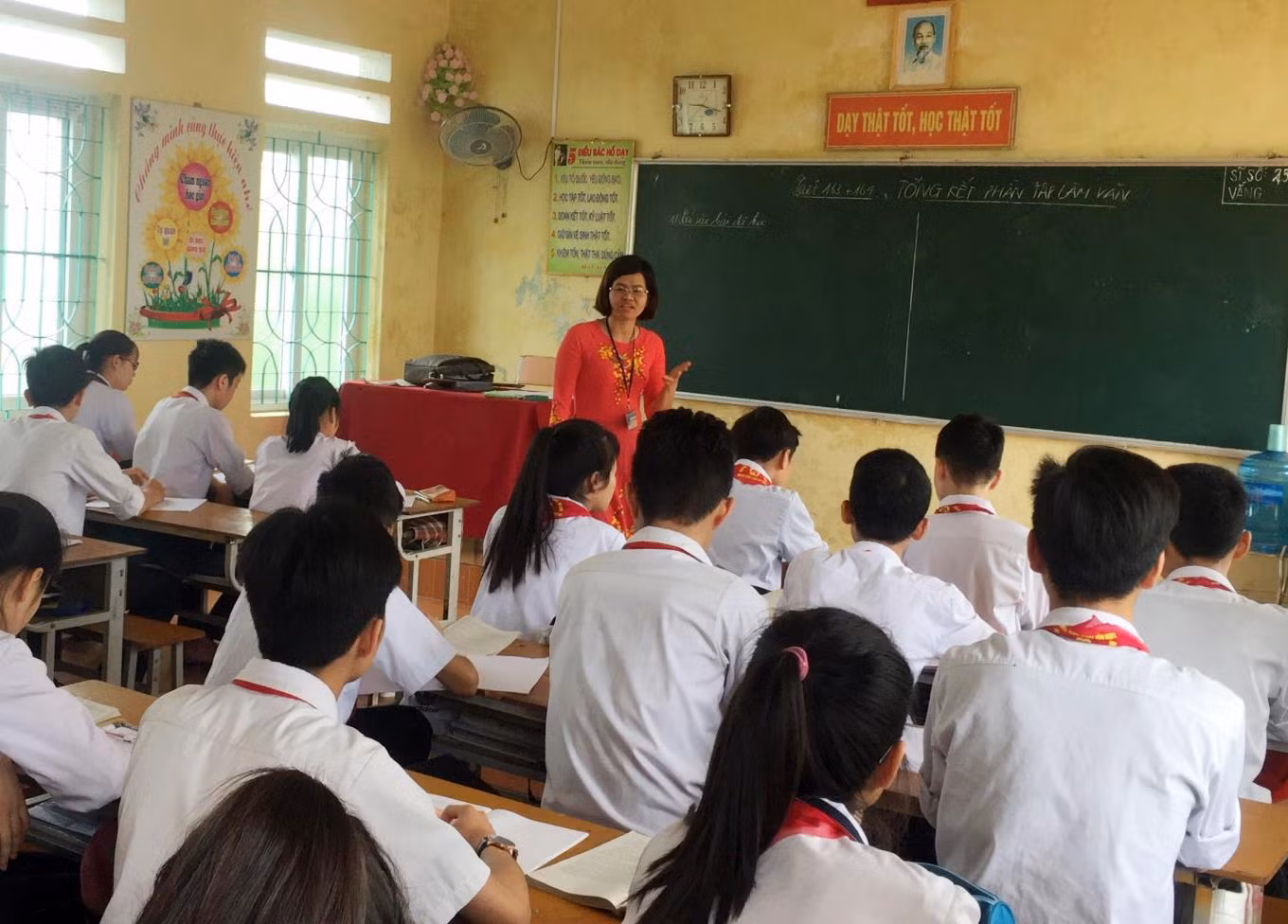 Cô giáo Trần Thị Thanh Bình luôn truyền cảm hứng cho học sinh trong mỗi tiết học Ngữ văn (Ảnh: CTV)