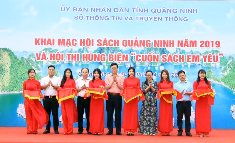 Các đại biểu cắt băng khai mạc hội sách Quảng Ninh năm 2019 (Ảnh: Cộng tác viên)