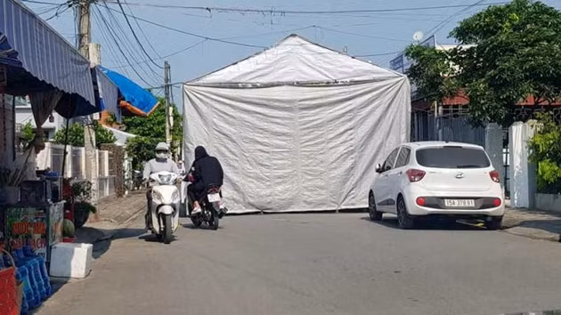 Rạp cưới của gia đình Hiệu trưởng Trường tiểu học Đông Phương dựng giữa đường, chắn hết lối đi (Ảnh: CTV)