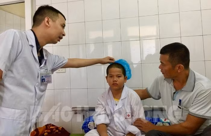 Bác sĩ khoa Ngoại 2 (Bệnh viện Đa Khoa tỉnh Hải Dương) kiểm tra tình hình sức khoẻ của em Sơn trước khi xuất viện. (Ảnh: Báo Hải Dương) Bác sĩ khoa Ngoại 2 (Bệnh viện Đa Khoa tỉnh Hải Dương) kiểm tra tình hình sức khoẻ của em Sơn trước khi xuất viện. (Ảnh: Báo Hải Dương)
