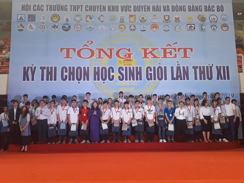 Ban tổ chức trao huy chương Vàng môn Toán cho các học sinh đạt giải (Ảnh: CTV)