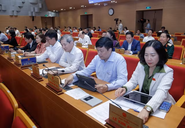Các đại biểu Hội đồng nhân dân Thành phố Hà Nội bấm nút thông qua nghị quyết tại Kỳ họp. Ảnh: VGP/Gia Huy