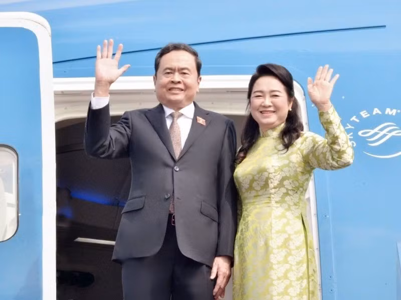 Chủ tịch Quốc hội Trần Thanh Mẫn, Phu nhân và Đoàn đại biểu cấp cao Quốc hội Việt Nam đã đến Sân bay quốc tế Changi, bắt đầu chuyến thăm chính thức Cộng hòa Singapore theo lời mời của Chủ tịch Quốc hội Seah Kian Peng. (Ảnh: Doãn Tấn- TTXVN)