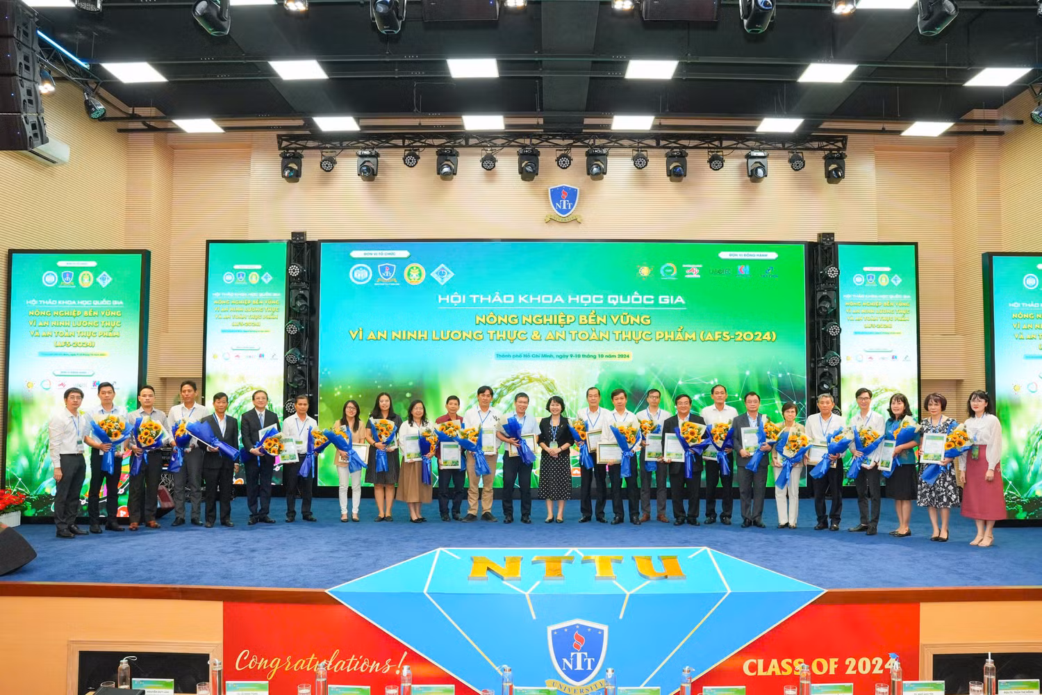 Ban tổ chức tặng hoa và thư cảm ơn cho các đại biểu tham gia báo cáo tại AFS 2024.jpg