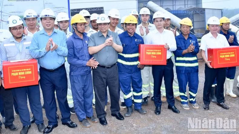 Thủ tướng Phạm Minh Chính tặng quà động viên các đơn vị đang thi công Dự án cao tốc Biên Hoà-Vũng Tàu. (Ảnh: Thanh Giang)