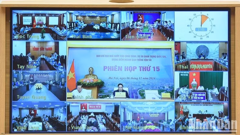 Phiên họp được truyền trực tuyến tới trụ sở 44 Ủy ban nhân dân các tỉnh, thành phố có các công trình giao thông trọng điểm đi qua. (Ảnh: Trần Hải)