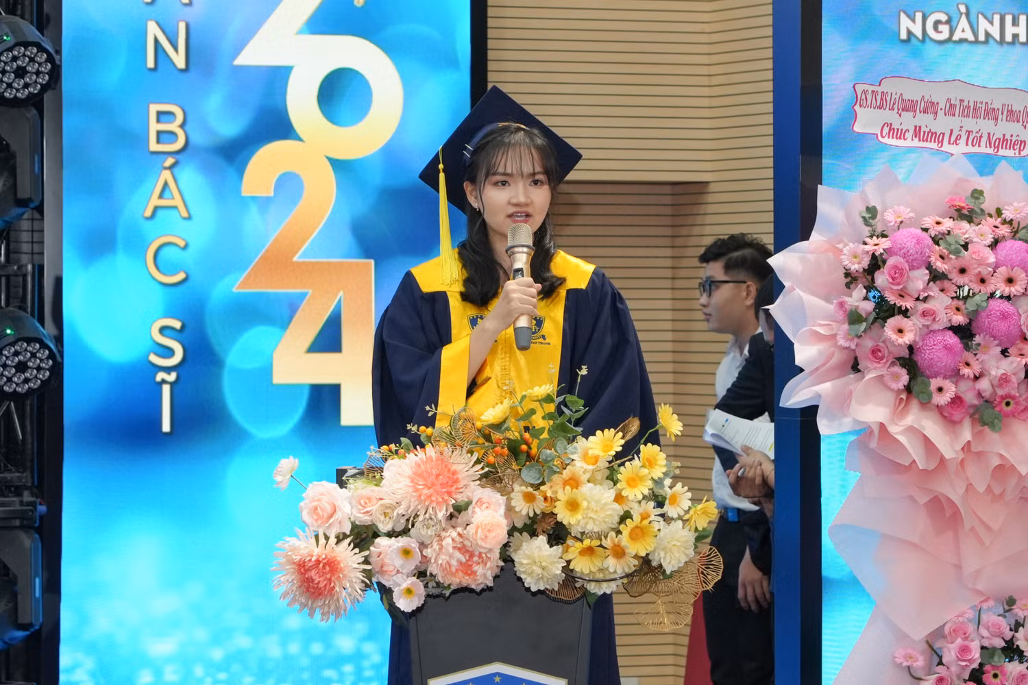 Đại diện tân BS gửi lời cảm ơn đến quý thầy cô, đội ngũ y tế và đặc biệt là các bậc phụ huynh.jpg