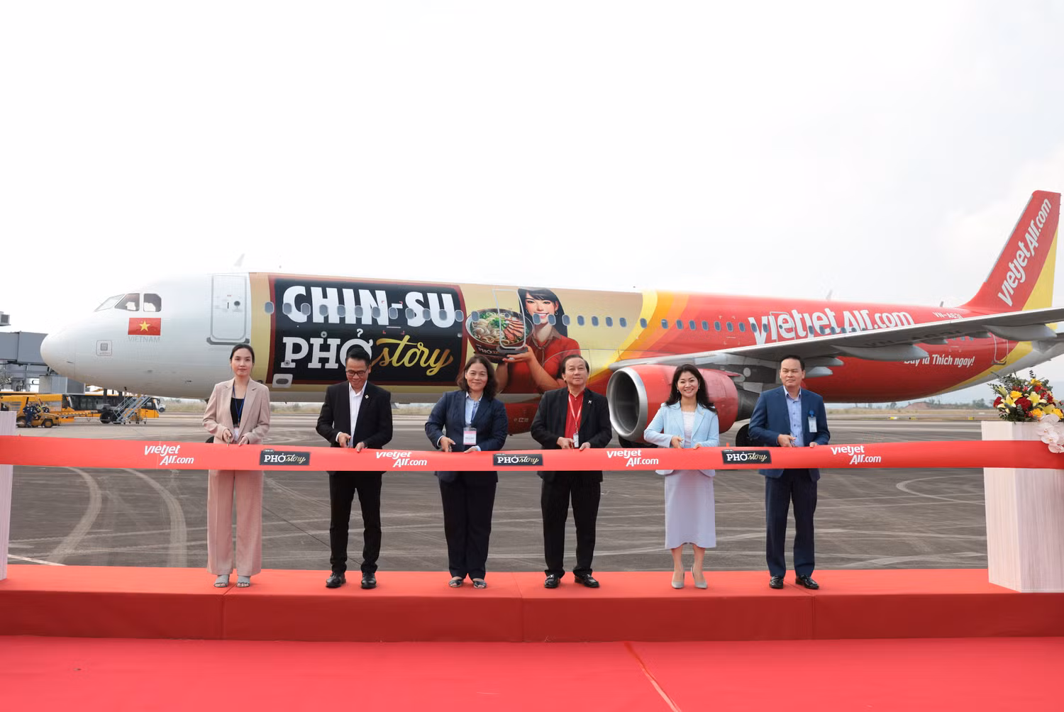 Vietjet và Masan Consumer trao thỏa thuận hợp tác & cắt băng khai trương tàu bay tại lễ ký kết (2).jpg