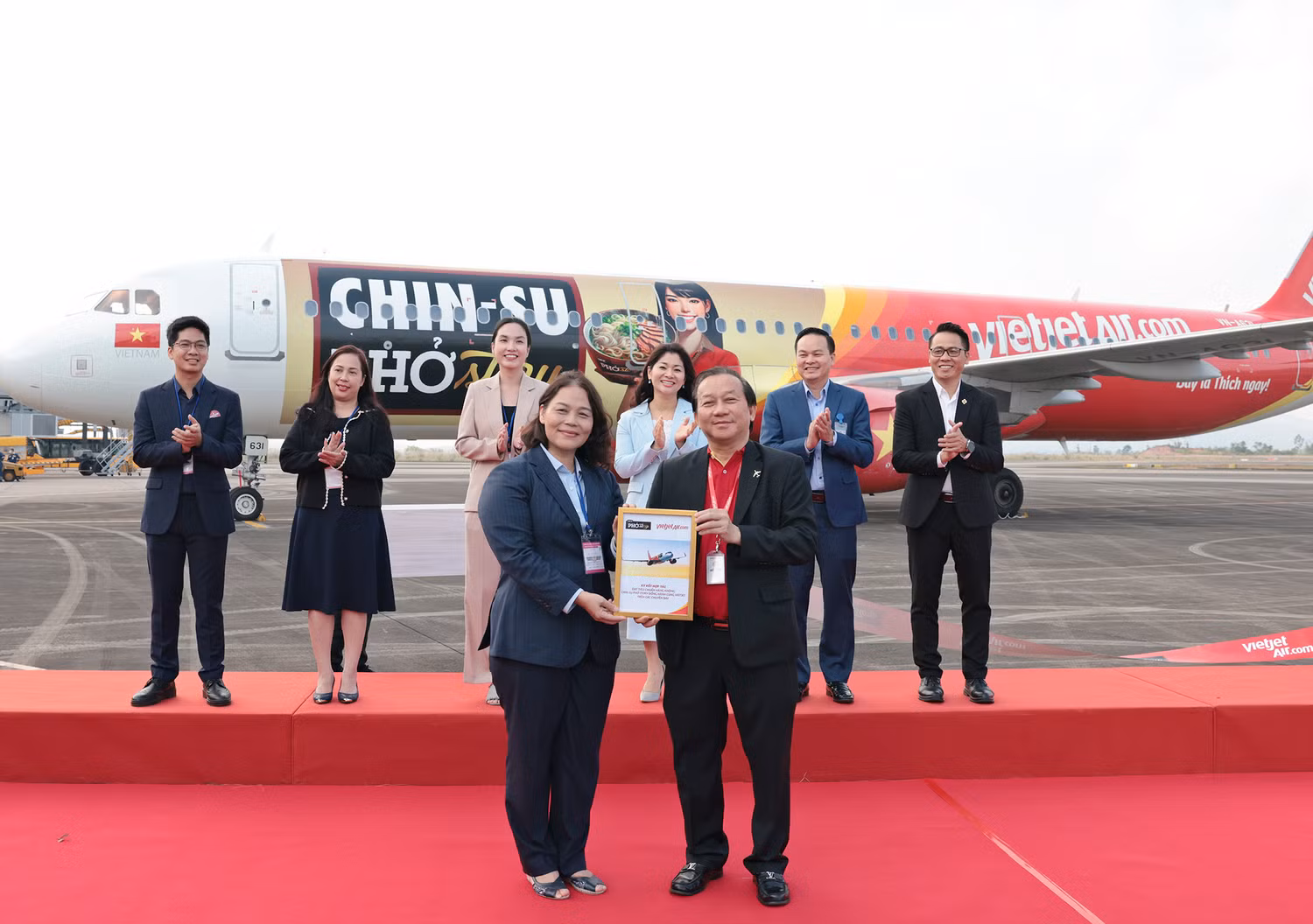 Vietjet và Masan Consumer trao thỏa thuận hợp tác tại lễ ký kết.jpg