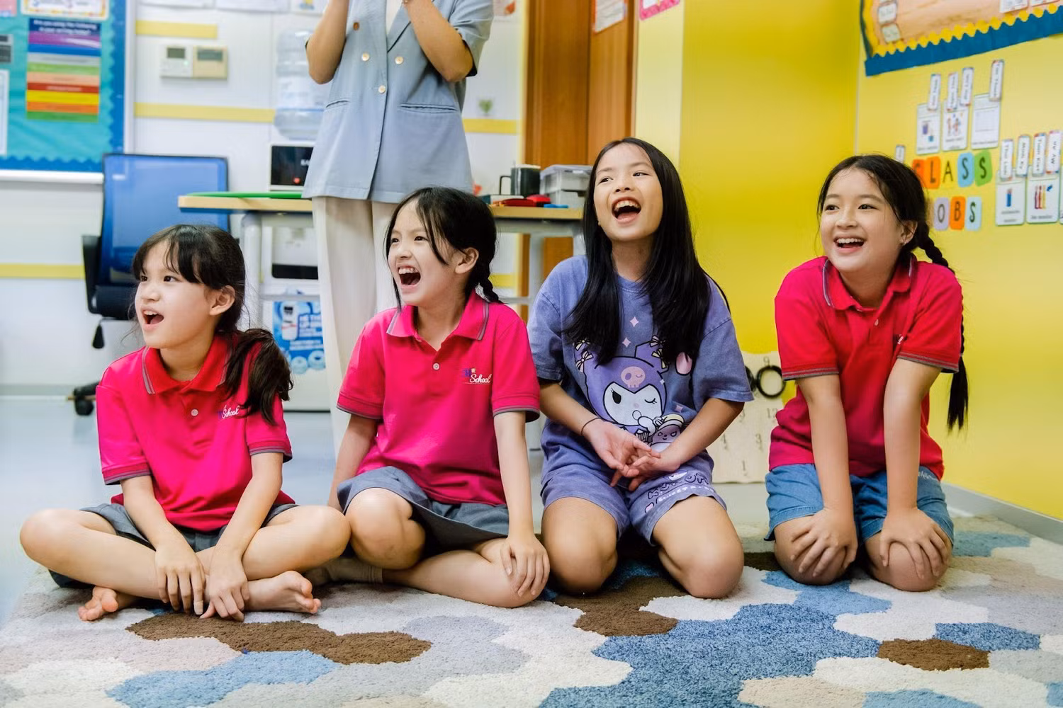 Các kỹ năng mềm như giao tiếp, quản lý cảm xúc và làm việc nhóm, đóng vai trò quan trọng trong việc xây dựng hạnh phúc bền vững cho học sinh.