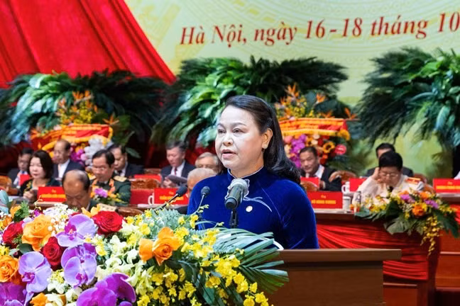 Phó Chủ tịch, Tổng Thư ký Ủy ban Trung ương Mặt trận Tổ quốc Nguyễn Thị Thu Hà trình bày báo cáo chính trị trước Đại hội.