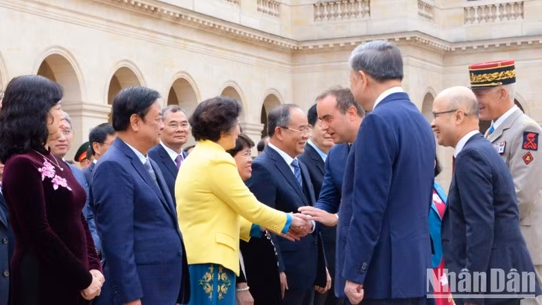 Lễ đón chính thức Tổng Bí thư, Chủ tịch nước Tô Lâm cùng Đoàn đại biểu cấp cao Việt Nam thăm chính thức Cộng hòa Pháp diễn ra trọng thể tại Điện Invalides, thủ đô Paris.