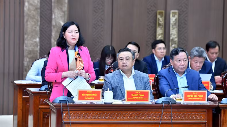 Đồng chí Bùi Thị Minh Hoài, Ủy viên Bộ Chính trị, Bí thư Thành ủy Hà Nội báo cáo một số nội dung trọng tâm. (Ảnh: Đăng Khoa)
