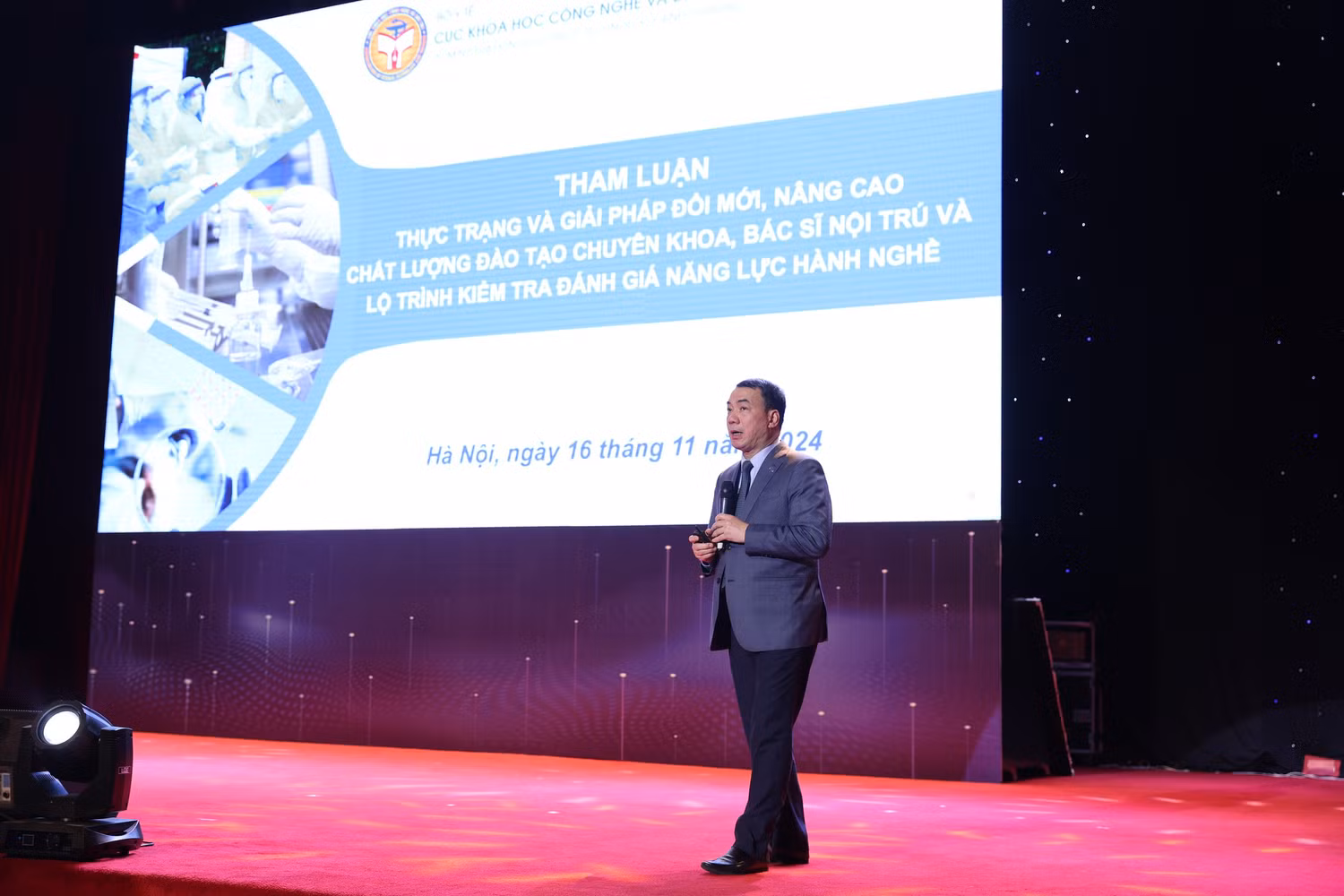 Tiến sĩ, Bác sĩ Nguyễn Ngô Quang - Cục trưởng Cục Khoa học Công nghệ và Đào tạo, Bộ Y tế tham luận tại hội nghị.