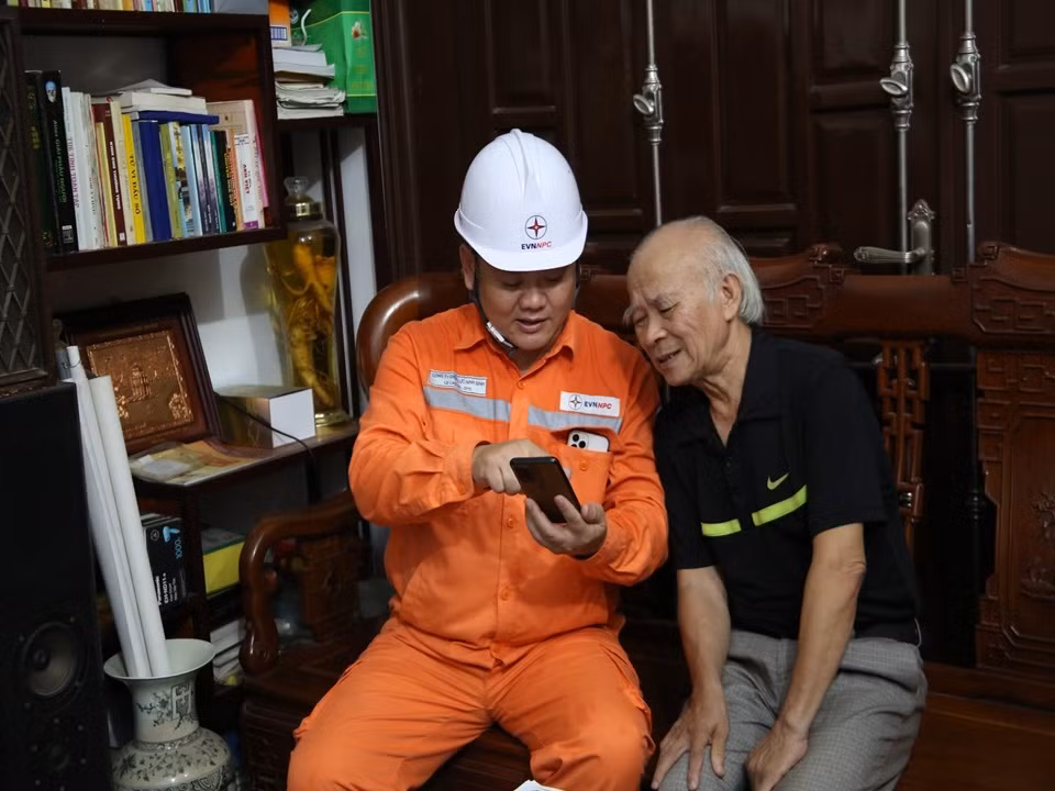 Hỗ trợ khách hàng cài App chăm sóc khách hàng và theo dõi sản lượng điện năng tiêu thụ trên điện thoại.
