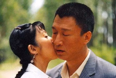 Nụ hôn đầu của nữ diễn viên Trương Mẫn dành cho bạn diễn Tôn Hồng Lôi qua bộ phim “Phạm phủ đại viện”. Tiết lộ về cảnh hôn trong phim, nữ diễn viên Trương Mẫn chia sẻ: “Khi quay cảnh hôn, anh Tôn Hồng Lôi tỏ ra khá thuần thục và tự nhiên, nói chung là không tệ lắm vì thực sự tôi từng đóng nhiều phim truyền hình, nhưng phần nhiều trong số đó là phim hài, cảnh hôn thì đây là lần đầu nên khá lo lắng”.
