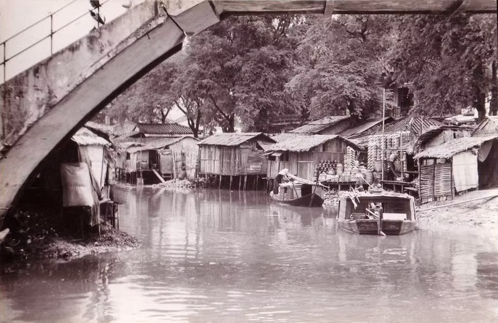 Ngày nay rạch bãi Sậy đã hầu như bị lấp hoàn toàn. Phía sau chợ Kim Biên vẫn còn một đoạn rạch rất ngắn khoảng 30m rộng 3m, trước đổ ra thẳng kênh Tàu Hủ. Cầu Palikao trở thành đường Ngô Nhân Tịnh. Cầu Ba Cẳng đã sập, không còn và rạch phía sau chợ Kim Biên đã bị lấp. Cầu Palikao được người Pháp đặt tên theo một câu gần Bắc Kinh, gọi là Bát lí kiều (cầu tám dặm), nơi liên quân Anh-Pháp vào năm 1860 đánh với quân nhà Thanh