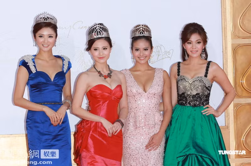 Đại diện Hoa hậu Hồng Kông 2011 cũng đến dự bao gồm Hoa hậu Châu Thần Lệ (thứ hai từ trái qua), Á hậu 1 Châu Hy Mẫn (trái), Hứa Diệc Ni (thứ 3 từ trái qua) và Lương Lệ Kiều.
