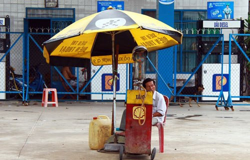 Một cây xăng ở Củ Chi, TP.HCM chỉ bán cho khách hàng tối đa 30.000 đồng vì lượng hàng có hạn, không bán cho người mua dự trữ. Tại nhiều nơi khác, nhiều cây xăng tạm ngưng bán hàng. Đến đầu giờ chiều 27/8, cây xăng này đã có xăng trở lại sau một thời gian ngưng bán hoặc bán nhỏ giọt. Tuy nhiên, người bán hàng tại đây cho biết do số lượng xăng về có hạn (2.000 lít) trong khi người mua từ các cây xăng khác đóng cửa đổ về nên cây xăng bán ra hạn chế.