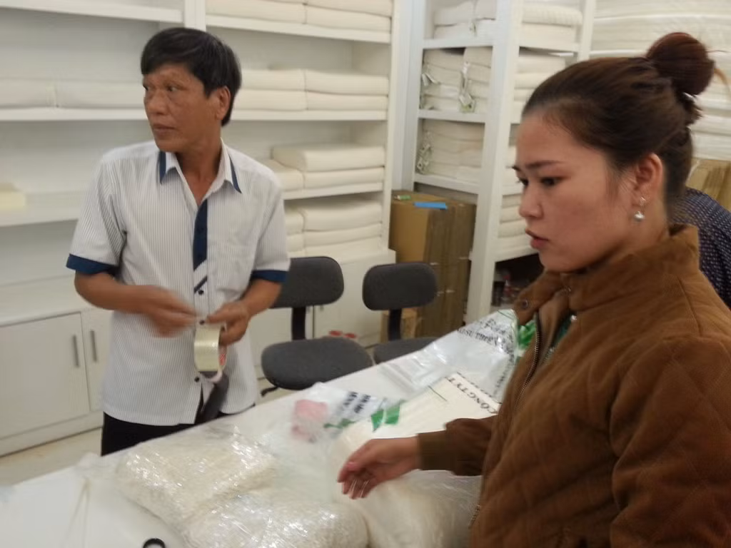 Ngay trong trưa 23/12, bỗng dưng xuất hiện 2-3 khách hàng lẻ người Việt Nam vào mua hàng bất thường. Khi được hỏi làm sao biết ở showroom này bán lẻ mà mua thì những người mua hàng này chỉ cười, không trả lời. Trong lúc đó, showroom này bấy lâu cấm bán hàng lẻ và khách Việt!?
