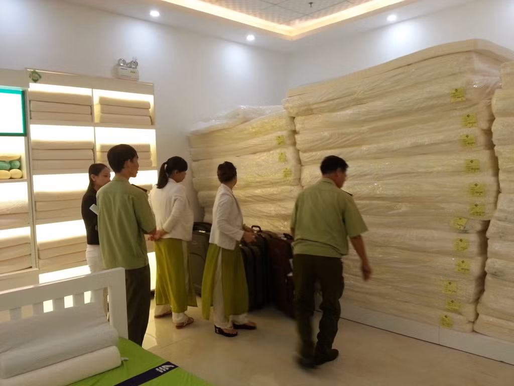 Sau khi biết tin trên báo chí, lực lượng Quản lý thị trường Đà Nẵng tới kiểm tra showroom này. Điều đáng nói, nhiều phóng viên báo chí hỏi thông tin về việc "cấm cửa" khách Việt hay không thì các nhân viên ở đây...không dám trả lời.