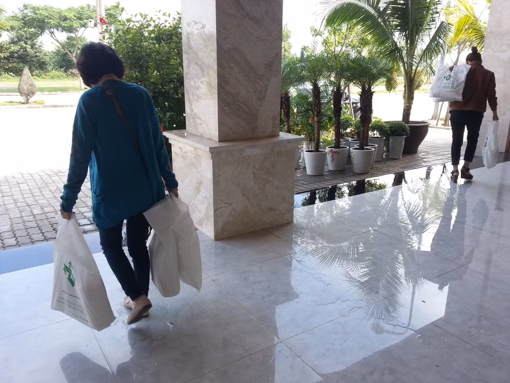 Một số khách hàng là người Việt bỗng dưng sáng nay tới mua hàng lẻ ra về. Được biết, đây là showroom bán hàng, chứ không phải là điểm tham quan du lịch. Một quản lý thị trường cho biết, việc cấm khách Việt và phân biệt đối xử là trái luật. Các cơ quan chức năng đang tiến hành thu thập thông tin để có biện pháp xử lý showroom này.