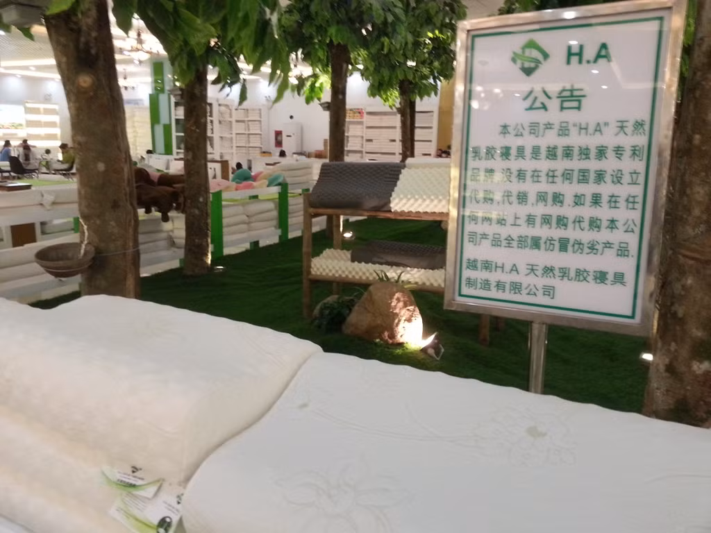 Các góc trưng bày sản phẩm của showroom này đều để bảng có chữ Trung Quốc giới thiệu, không có chữ Việt Nam.