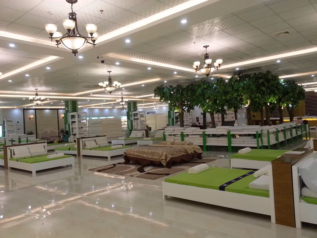 Sau khi có thông tin phản ánh trên báo chí vào sáng 23/12, đến trưa cùng ngày, khi một số phóng viên báo chí tiếp cận showroom này để tìm hiểu thì lạ thay, mọi biển hiệu ngăn cấm hay bảo vệ ngăn cản...đều "núp bóng"!