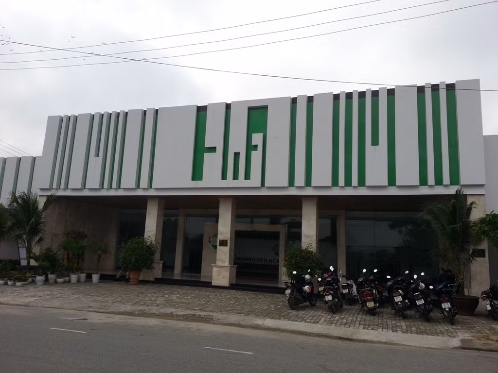 Thời gian gần đây, theo phản ánh của nhiều người dân, Showroom H.A Cao su thiên nhiên có địa chỉ tại 148 Xuân Thủy (quận Cẩm Lệ, TP.Đà Nẵng) chỉ đón tiếp khách Trung Quốc mà "cấm cửa" khách Việt Nam, gây bức xúc dư luận...