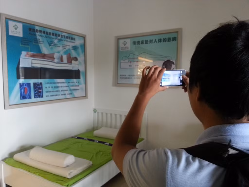 Theo quan sát của phóng viên, bên trong showroom này bày bán nhiều vật dụng chủ yếu được sản xuất bằng cao su như: nệm, gối, ga trải giường....