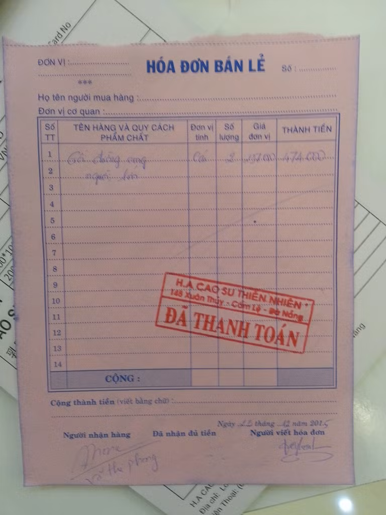 Một hóa đơn bán lẻ được xuất bán ngay trong sáng 23/12....Điều đáng nói, nhiều sản phẩm được bày bán trong showroom này có giá rẻ bất ngờ so với thị trường.