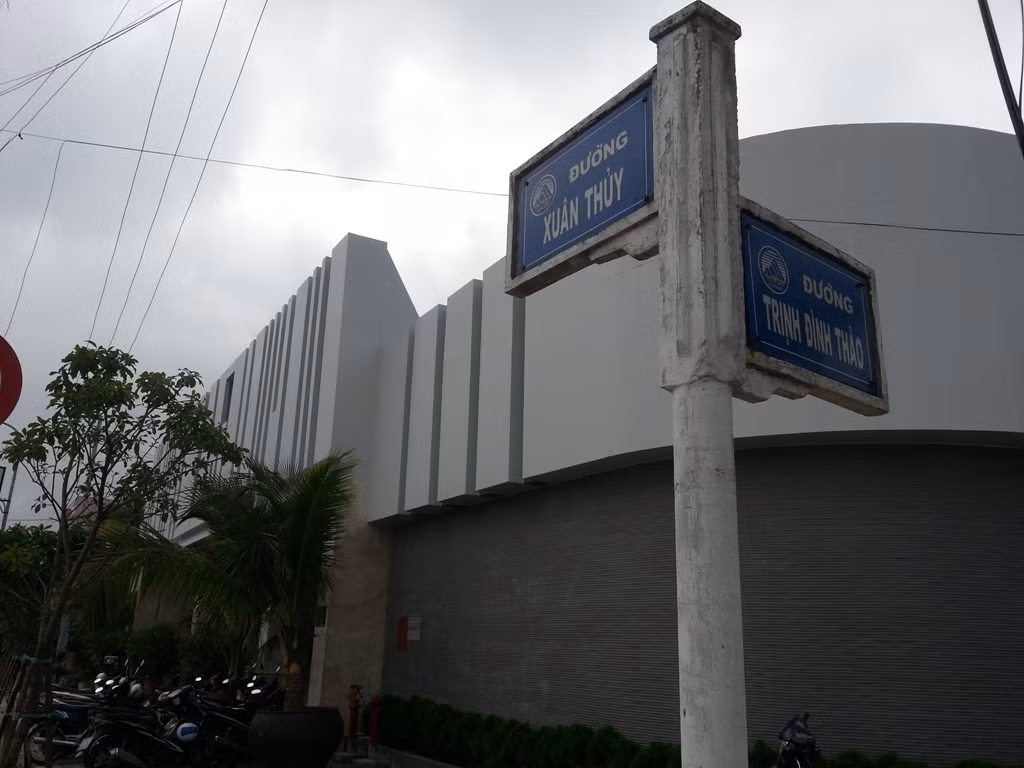 Showroom H.A Cao su thiên nhiên nằm ở góc đường Xuân Thủy - Trịnh Đình Thảo được xây dựng kiên cố...