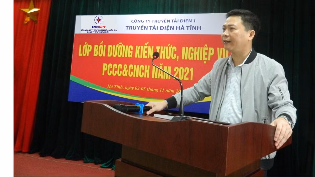 Đinh Văn Thái, Phó Giám đốc Truyền tải điện Hà Tĩnh phát biểu chỉ đạo lớp bồi dưỡng kiến thức Phòng cháy chữa cháy và Cứu nạn cứu hộ năm 2021. Ảnh: npt.com.vn