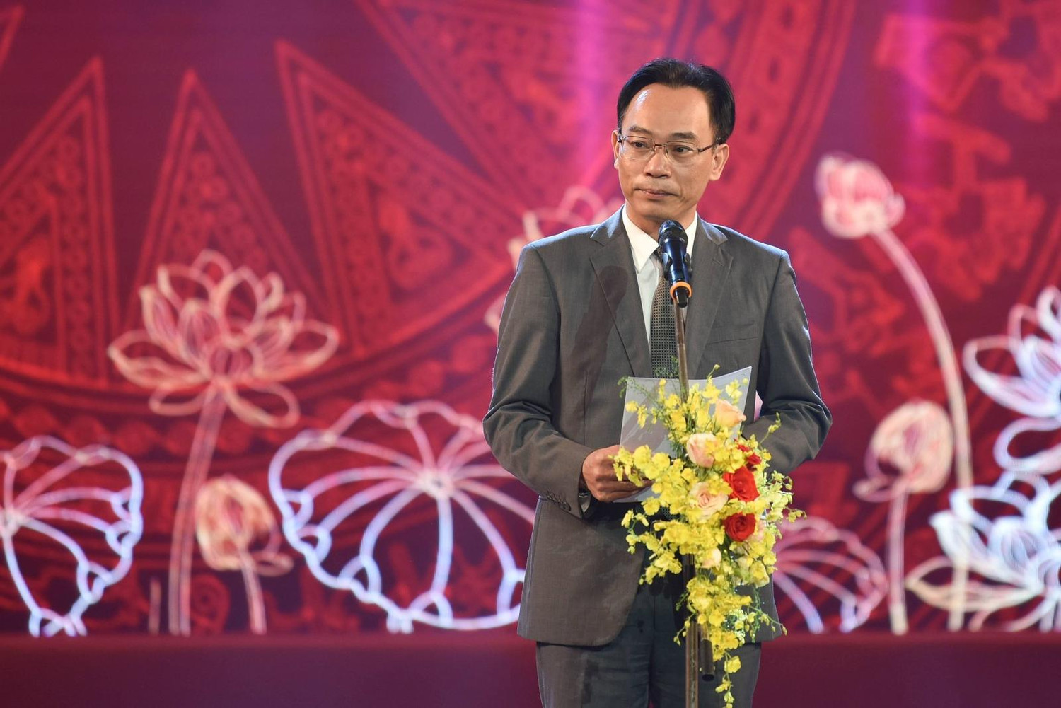 Thứ trưởng Bộ Giáo dục và Đào tạo Bộ Giáo dục và Đào tạo Hoàng Minh Sơn phát biểu tại buổi lễ. Ảnh: Báo Giáo dục và Thời đại