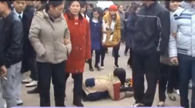 Nằm bò lê giữa dòng người để xin...