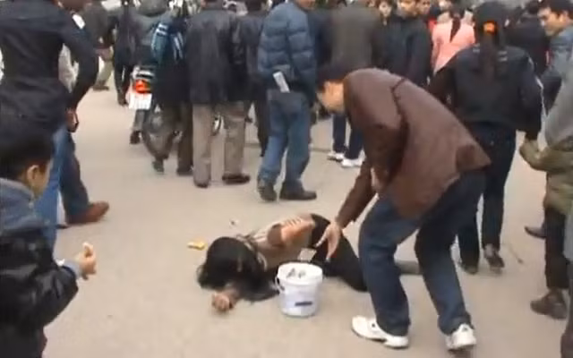 Nhiều người đã rút hầu bao ra cho ăn mày Nhiều người đã rút hầu bao ra cho ăn mày