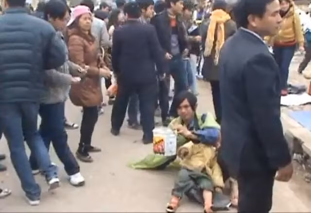 Mang cả cháu bé ra để làm cho sự khổ sở hơn và dễ xin tiền hơn Mang cả cháu bé ra để làm cho sự khổ sở hơn và dễ xin tiền hơn