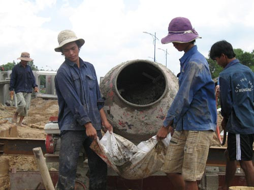 Những người phu hồ thu nhập cả tháng cũng chỉ được từ 2 - 3 triệu đồng (ảnh minh họa)