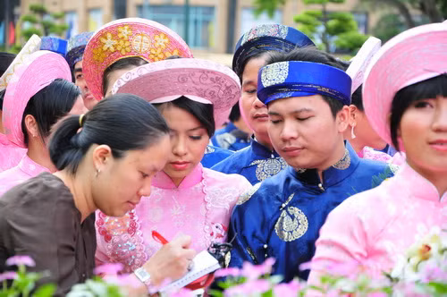 Một cặp đôi trả lời phỏng vấn của báo chí - Ảnh: Thanh Đạm (Tuổi trẻ).
