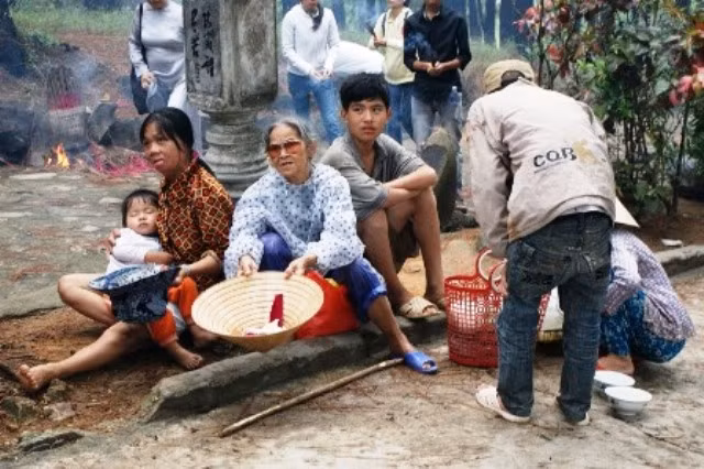 Cả một gia đình đi ăn xin (Ảnh Bá Dương - Dân trí)