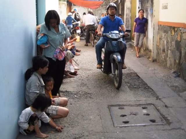Đội quân ăn xin vây kín cổng chùa Già Lam (quận Gò Vấp- TPHCM)